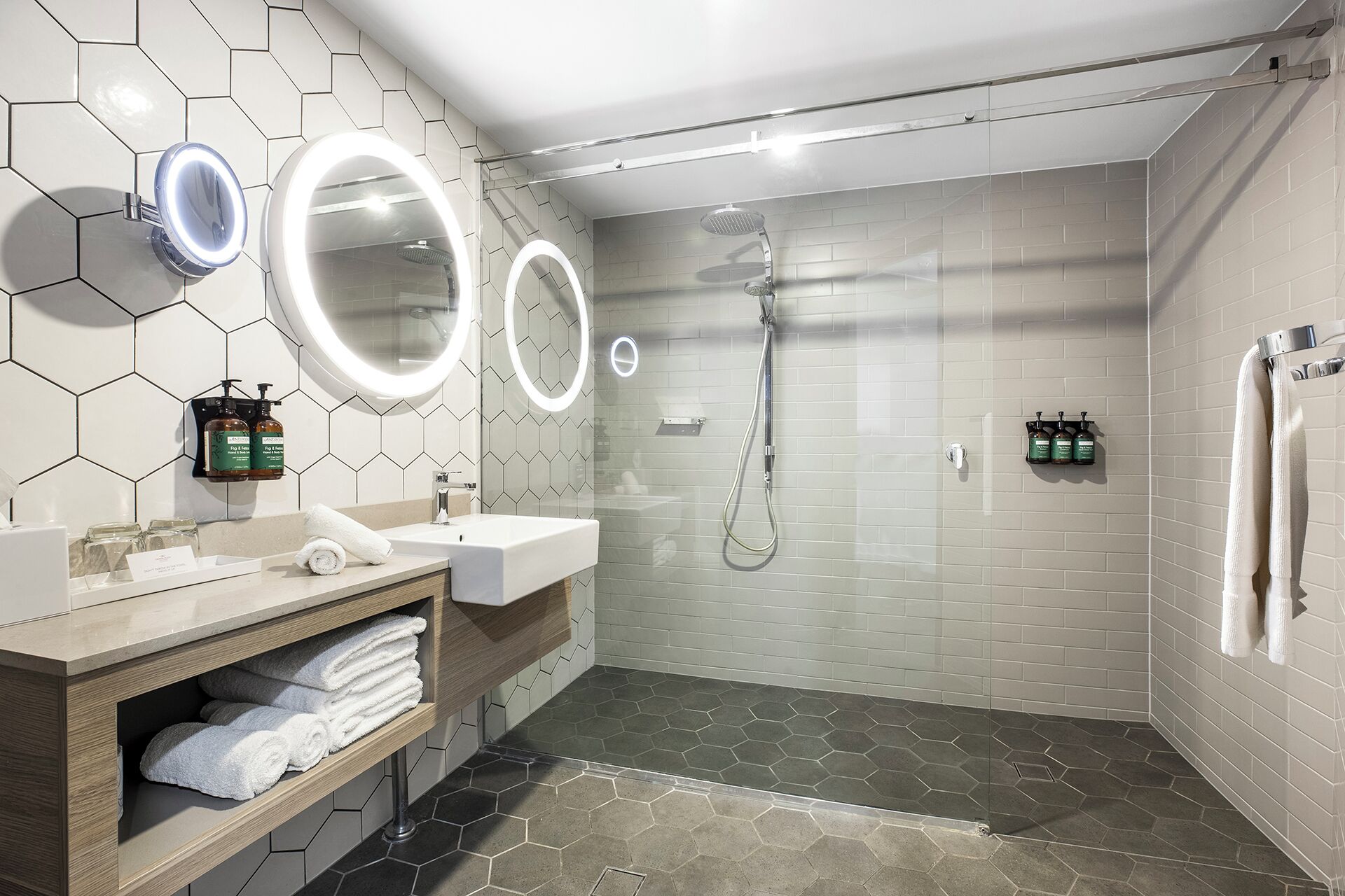 Suite, 2 letti queen | Bagno | Doccia, set di cortesia gratuito, asciugacapelli, pantofole