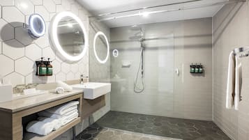 Suite, 2 letti queen | Bagno | Doccia, set di cortesia gratuito, asciugacapelli, pantofole
