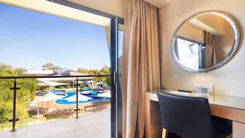 Kamar Premium, 1 Tempat Tidur King, pemandangan kolam renang | Pemandangan dari kamar