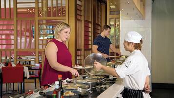 Un buffet proposant plusieurs points de service, une grande variété de plats et une ambiance décontractée.