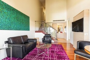 Svit - flera sängar - utsikt mot poolen | Vardagsrum | Plasma-tv och betalfilmer