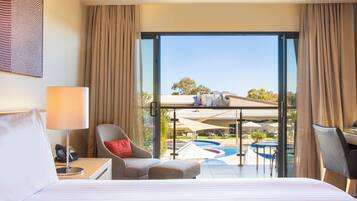 Premium Room, 1 King Bed, Pool View