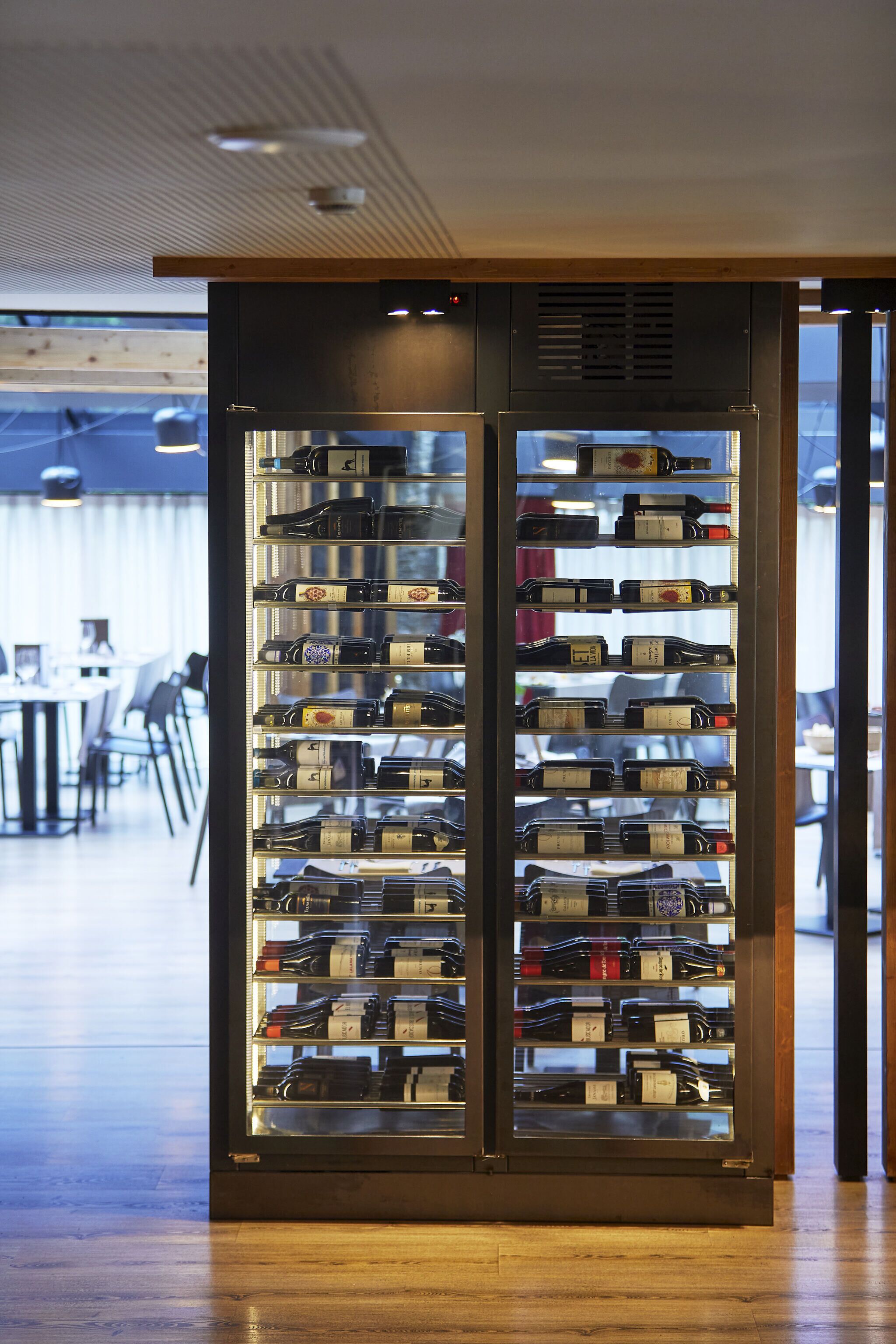 breakfast, dinner served; international cuisine, garden views