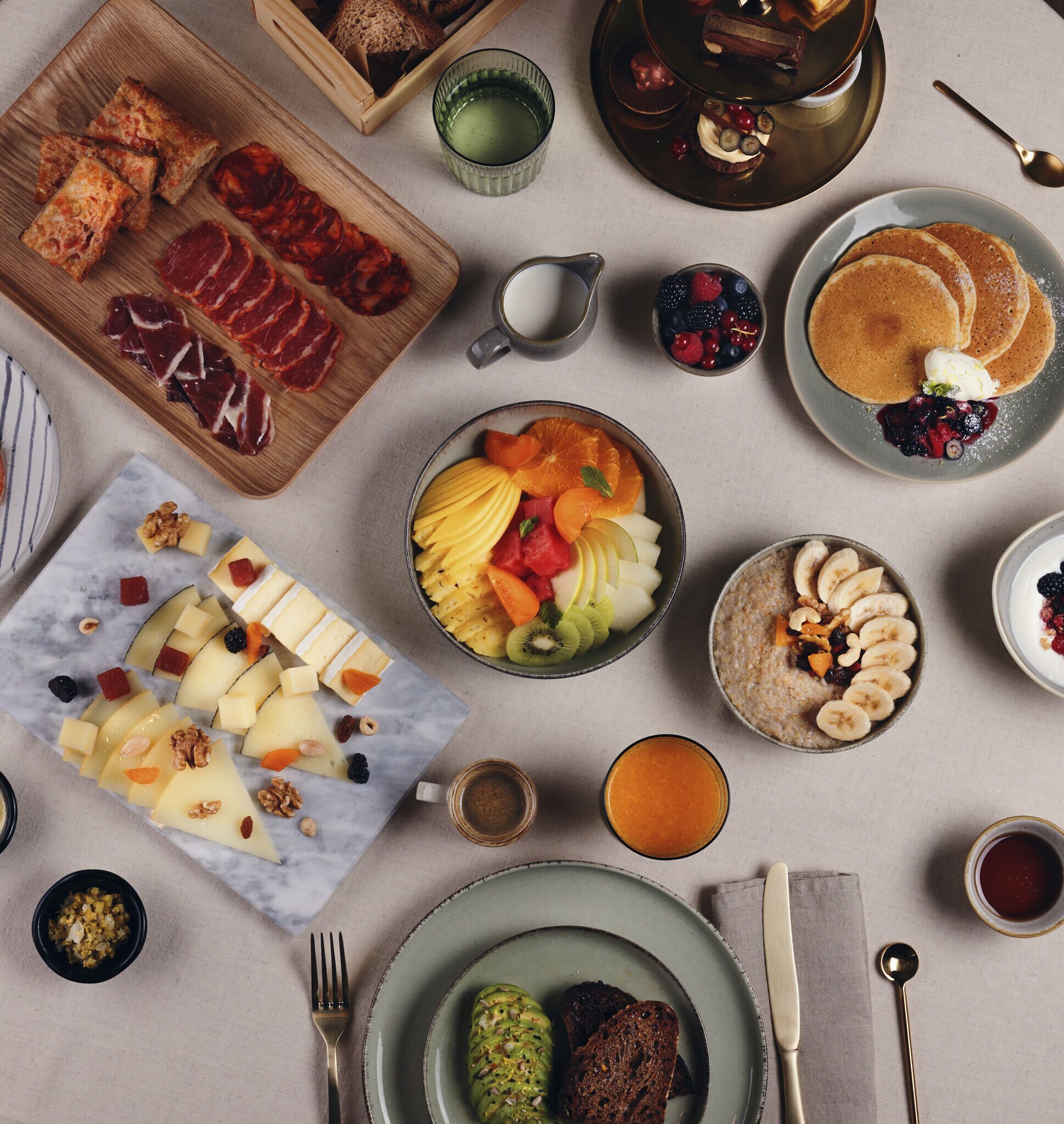 بوفيه فطور يوميًا بتكلفة قدرها (30 EUR للشخص)