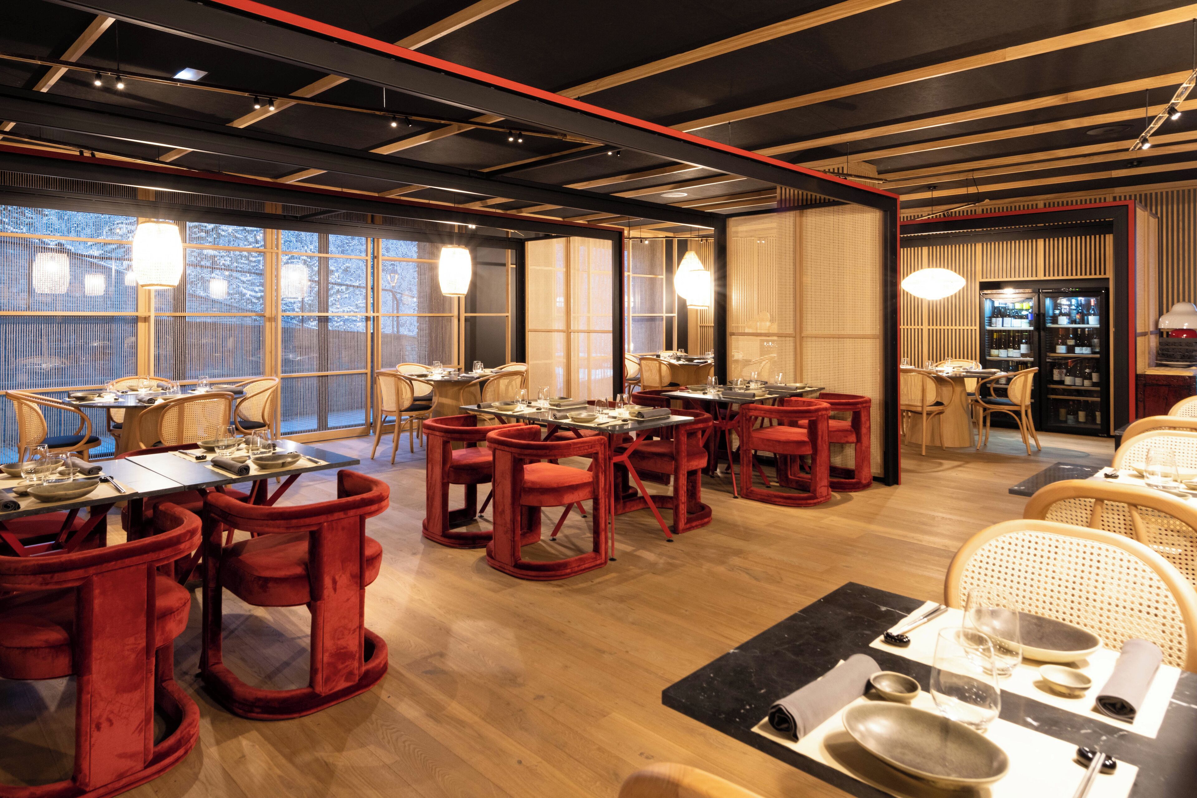 breakfast, dinner served; international cuisine, garden views