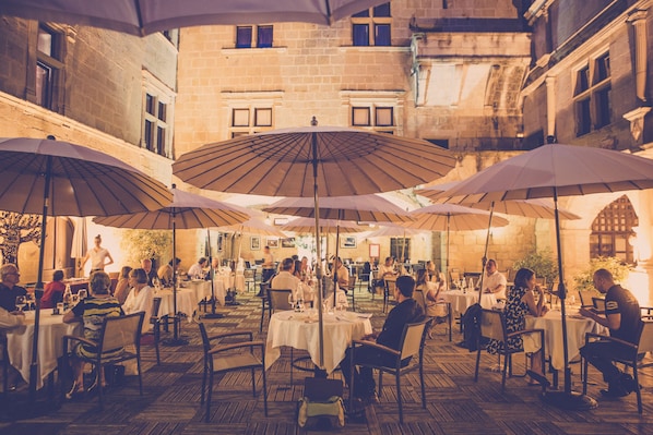Dinner served, French cuisine, al fresco dining