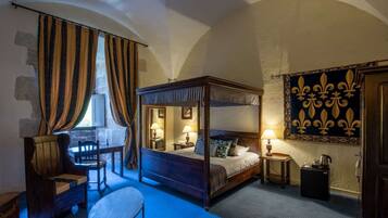 Chambre Deluxe, 1 trÚs grand lit, non-fumeurs (Canopy Bed) | Coffres-forts dans les chambres, décoration personnalisée, bureau