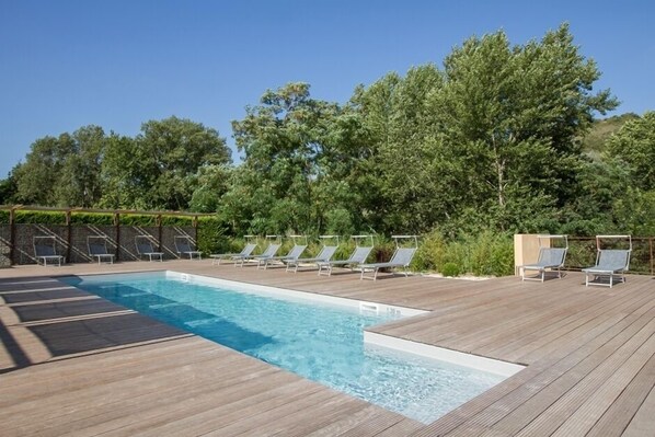 Piscine extérieure, chaises longues