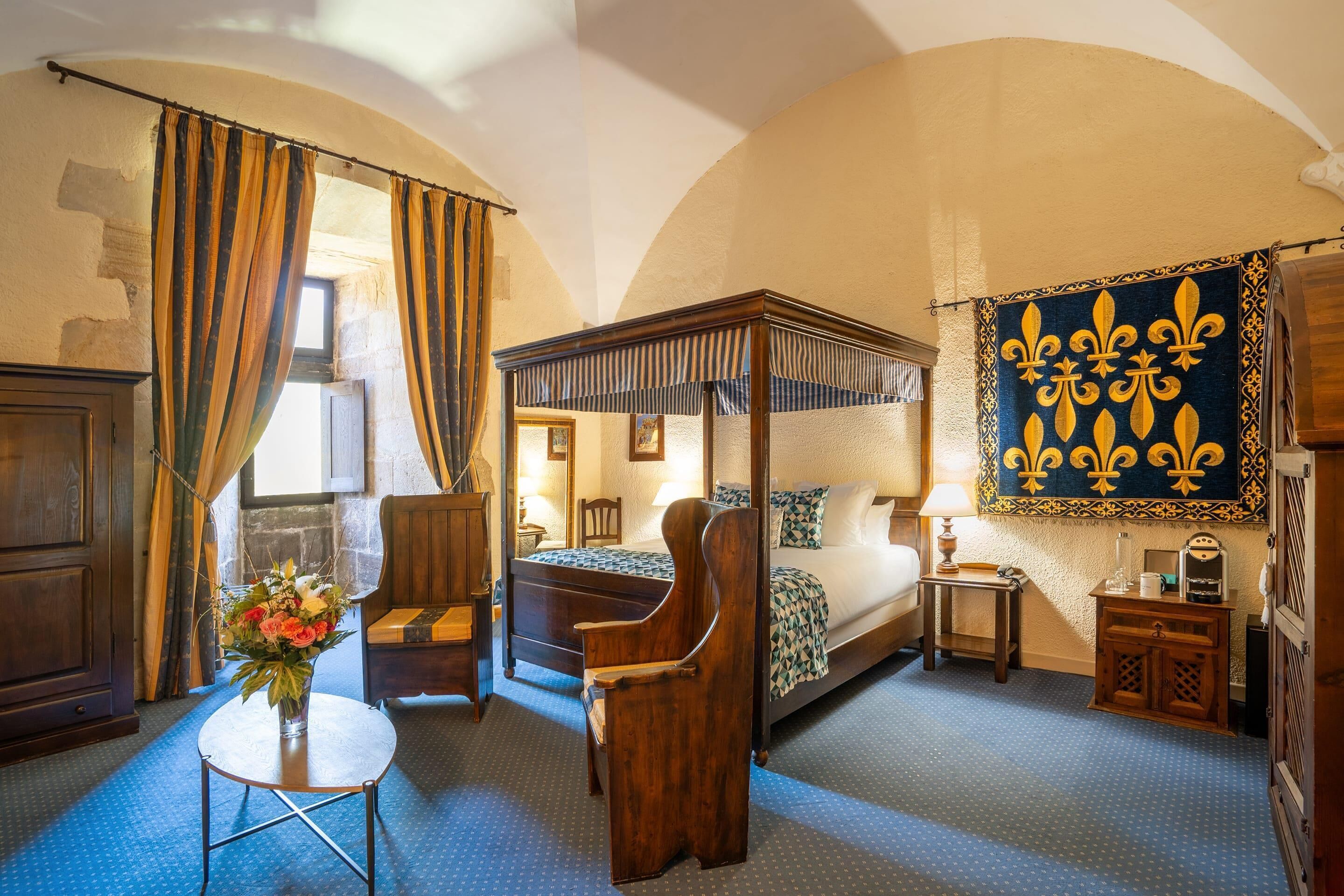 Caja de seguridad en la habitación y decoración personalizada 