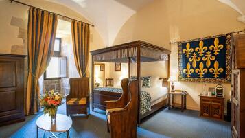 Camera Superior, 1 letto king, non fumatori (Canopy Bed) | Una cassaforte in camera, con stile personalizzato, una scrivania