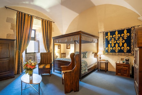 Superior-Zimmer, 1 King-Bett, Nichtraucher (Canopy Bed) | Zimmersafe, individuell dekoriert, Schreibtisch, Bügeleisen/Bügelbrett. Chateau des Ducs de Joyeuse, BW Signature Collection