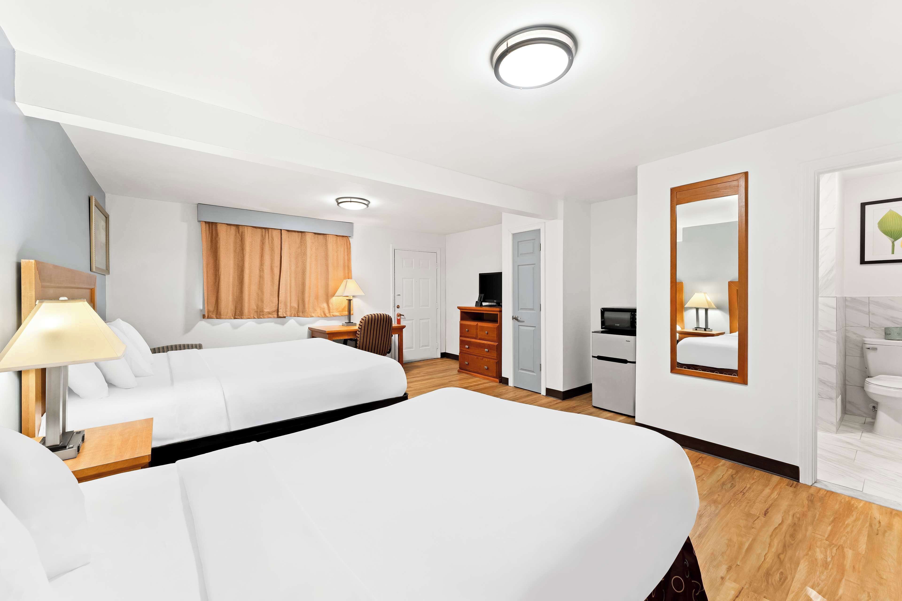 Ropa de cama de alta calidad, camas con pillow-top y escritorio 