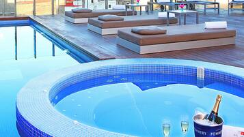 Piscine extérieure, chaises longues