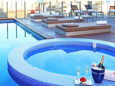 Una piscina al aire libre, tumbonas. Axel Hotel Barcelona - Adults Only