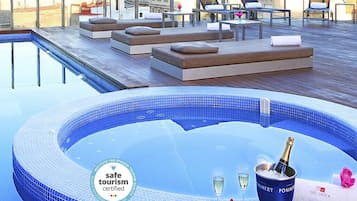 Una piscina al aire libre, tumbonas