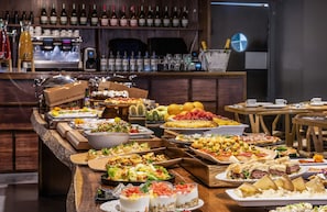 Daily continental breakfast (EUR 17 per person)