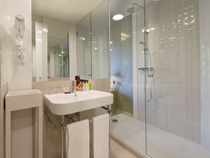 Douche, articles de toilette gratuits, sèche-cheveux, chaussons