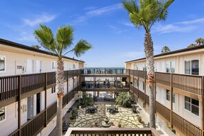 标准房, 2 张大床, 阳台, 庭院景观 (Not Pet Friendly) | 客房景观