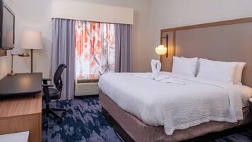 Ropa de cama de alta calidad, escritorio y cortinas blackout