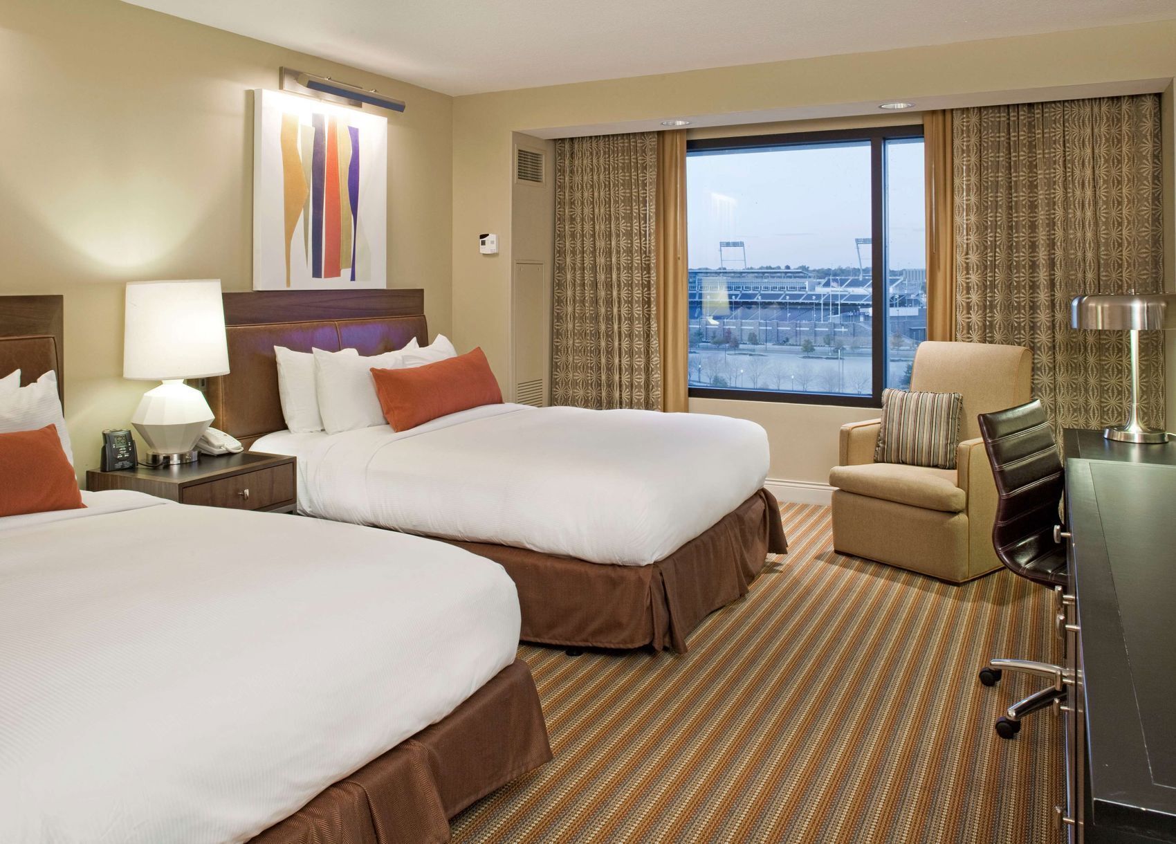 أغطية فراش متميزة وأسرّة بطبقة علوية مريحة وخزنة داخل الغرفة