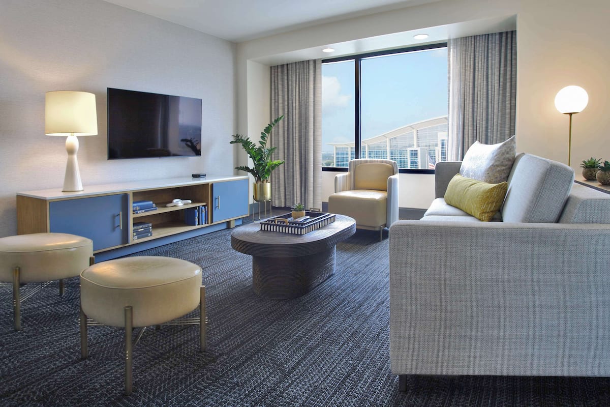 Sengetøy av topp kvalitet, senger med overmadrass og safe på rommet