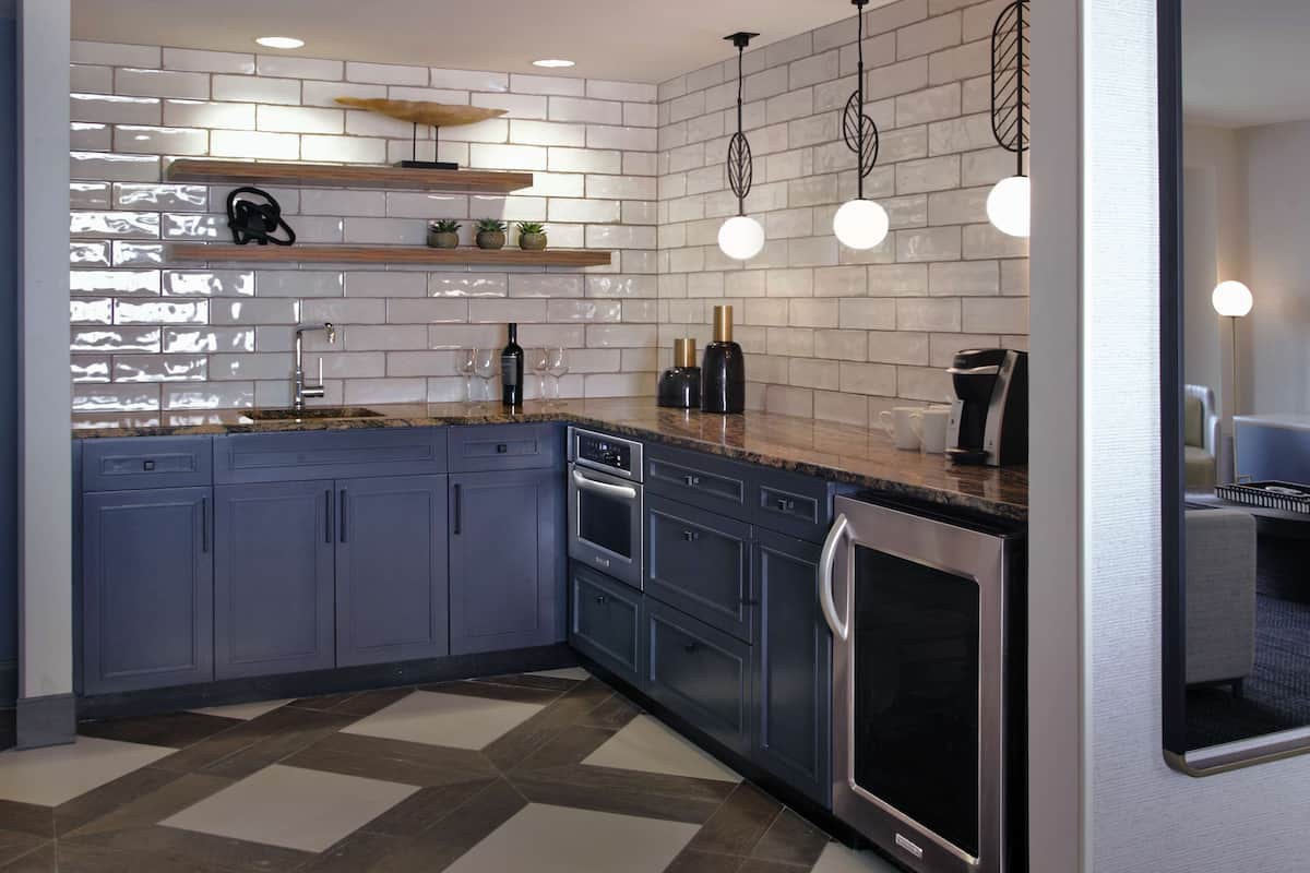 fridge, coffee/tea maker