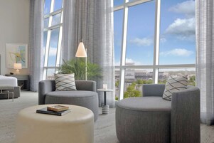 Suite Présidentielle, accessible aux personnes à mobilité réduite | Coin séjour | Télévision LCD de 37 pouces avec chaînes numériques, télévision