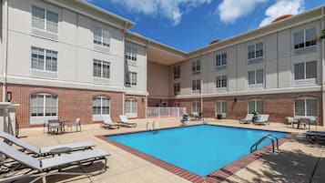 Piscina all'aperto, con ingresso dalle 08:00 alle 21:00, lettini