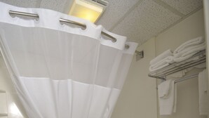 Combined shower/tub, free toiletries, hair dryer (on request), towels - Best Budget Inn Sandusky (Sandusky)