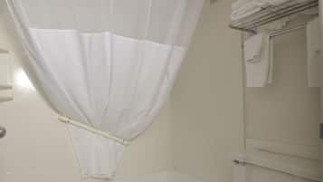 Ensemble douche/baignoire, articles de toilette gratuits, sĂšche-cheveux
