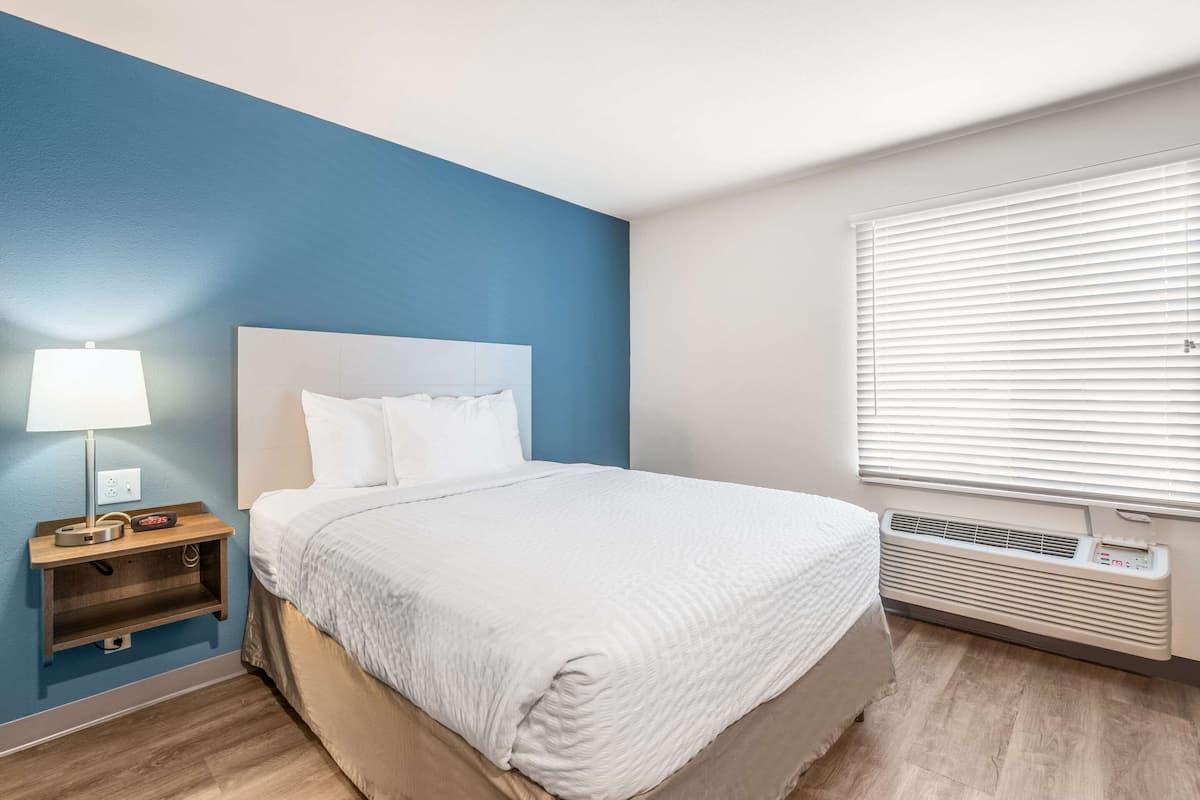 Desk, laptop workspace, iron/ironing board, free WiFi