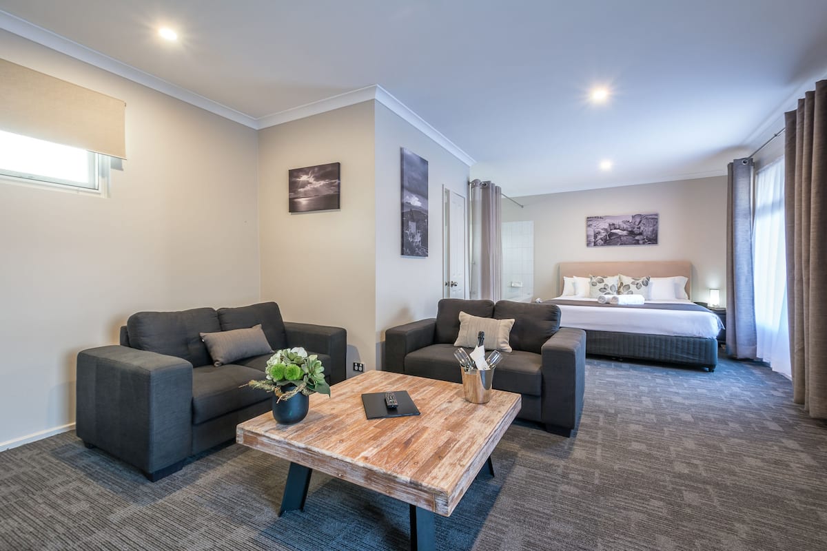 Suite Exécutive, 1 trÚs grand lit, bain à remous, rez-de-chaussée | Coin séjour