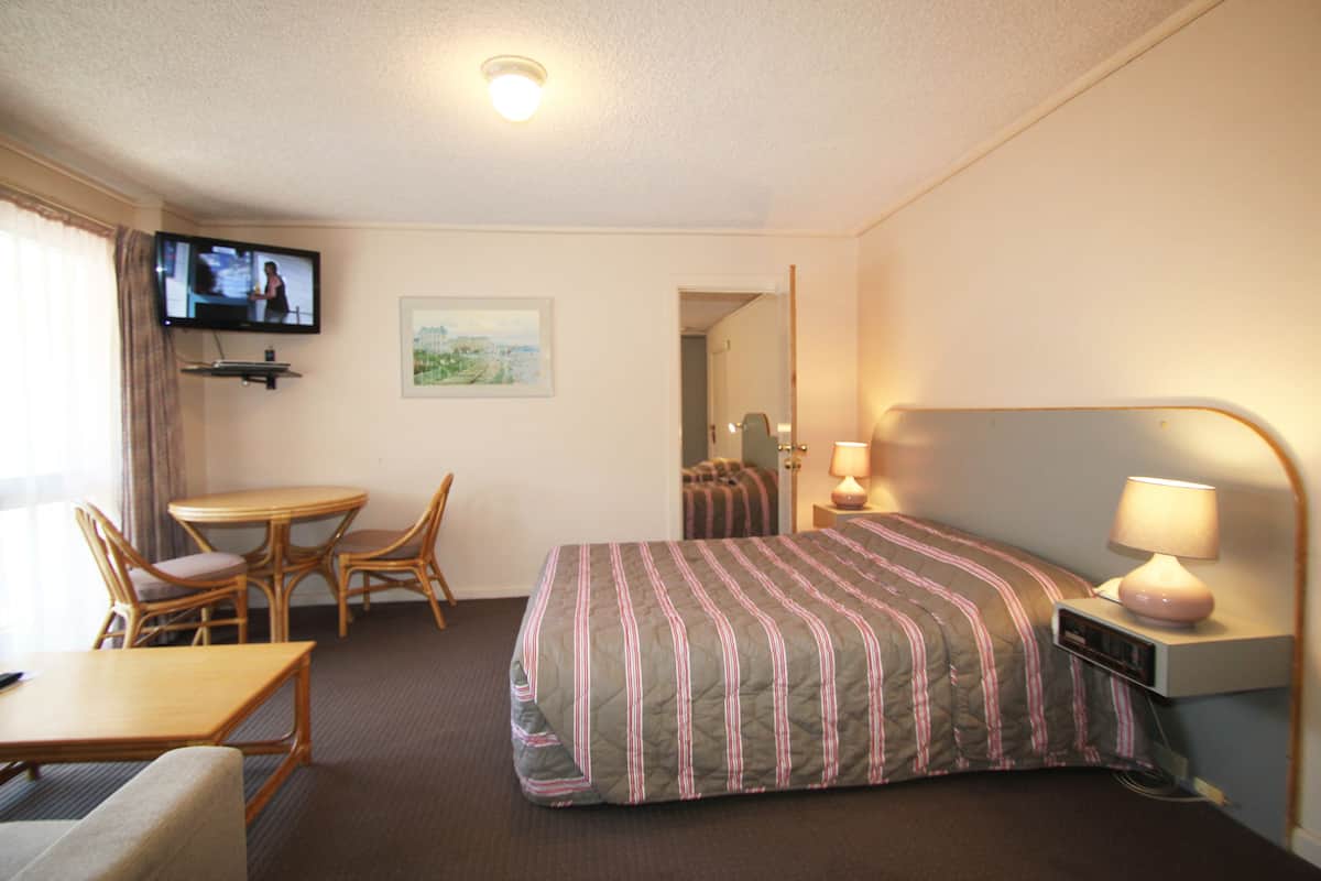 Interconnecting Family Room | In-room dining