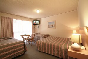 Family Room | Minibar, desk, iron/ironing board, free cribs/infant beds - Beaumaris Bay Motel (Beaumaris)