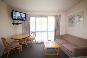 TV, DVD player, pay movies - Beaumaris Bay Motel (Beaumaris)
