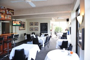 Breakfast and dinner served - Beaumaris Bay Motel (Beaumaris)