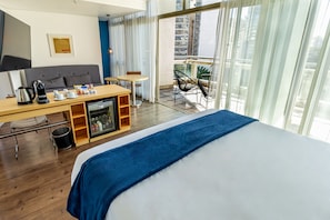 Suite Executiva com Varanda | Minibar, Zimmersafe, Schreibtisch, Verdunkelungsvorhänge