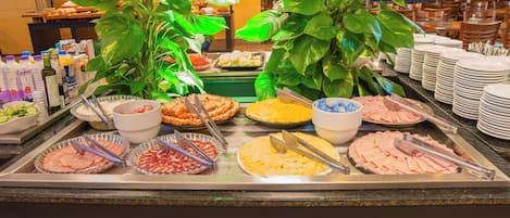 Petit déjeuner buffet (71.5 BRL par personne)