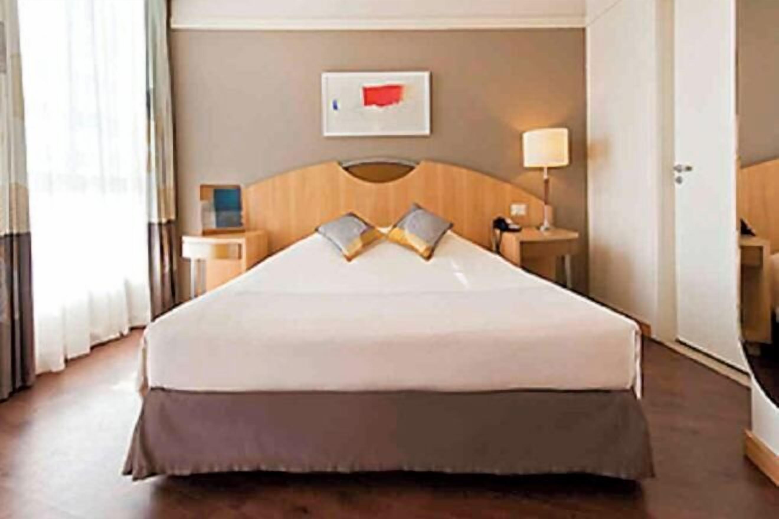 Minibar, caja de seguridad en la habitación y escritorio 