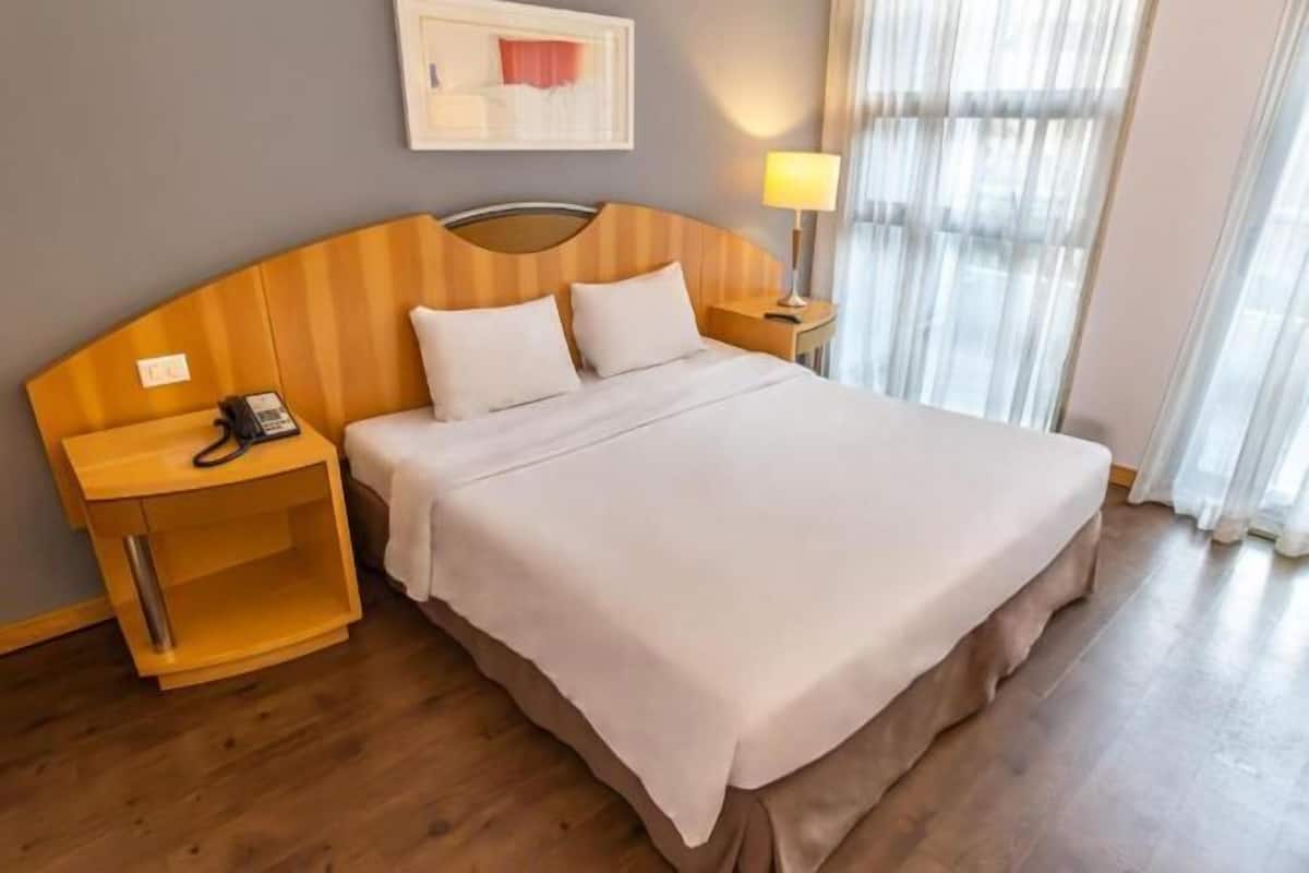 1 chambre, minibar, coffres-forts dans les chambres, bureau