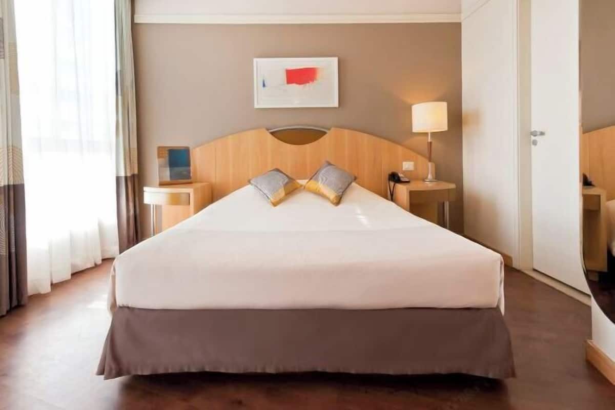 1 chambre, minibar, coffres-forts dans les chambres, bureau