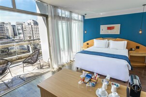 Suite Executiva com Varanda | Minibar, una cassaforte in camera, una scrivania, tende oscuranti