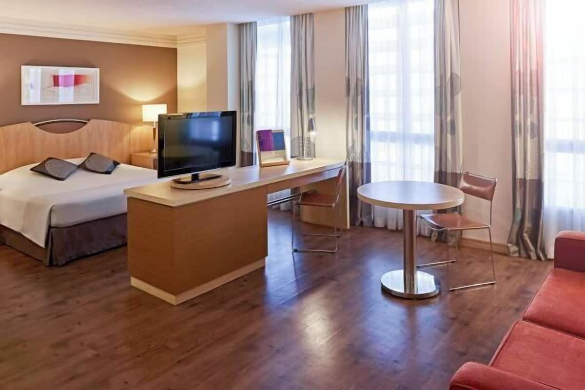 1 chambre, minibar, coffres-forts dans les chambres, bureau