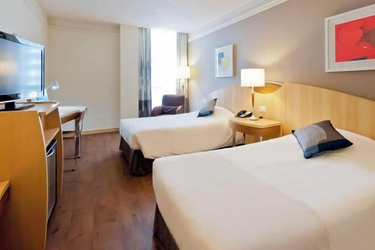 1 chambre, minibar, coffres-forts dans les chambres, bureau