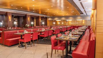 2 restaurantes, café da manhã, culinária internacional