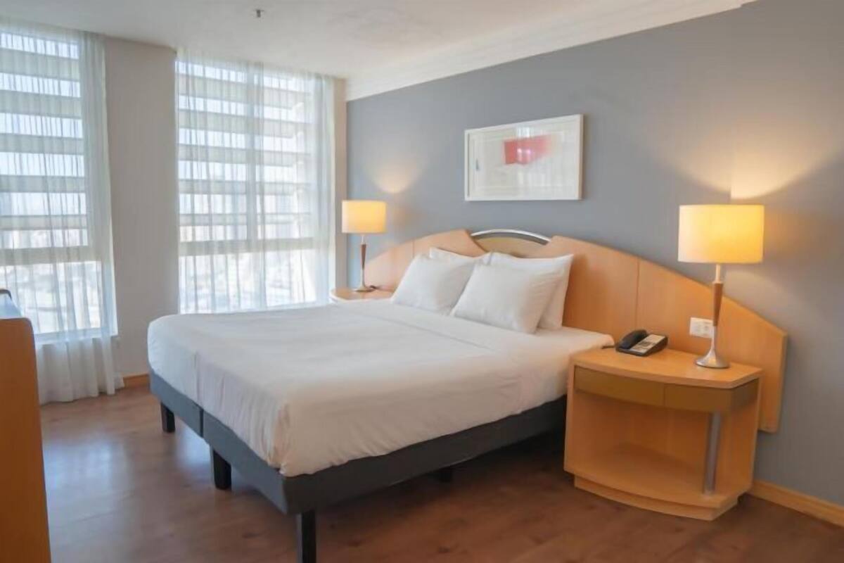 Minibar, caja fuerte, escritorio y cortinas opacas