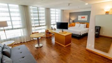 Quarto família | Frigobar, cofres nos quartos, escrivaninha, cortinas blackout