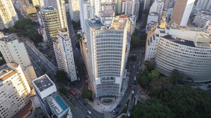 A high-rise hotel with a modern glass facade, surrounded by other tall buildings in a dense urban area. - Hotel Nacional Inn Jaragua São Paulo (São Paulo)