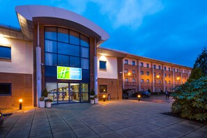 Front of property – evening/night - Holiday Inn Express Newport by IHG (Newport)
