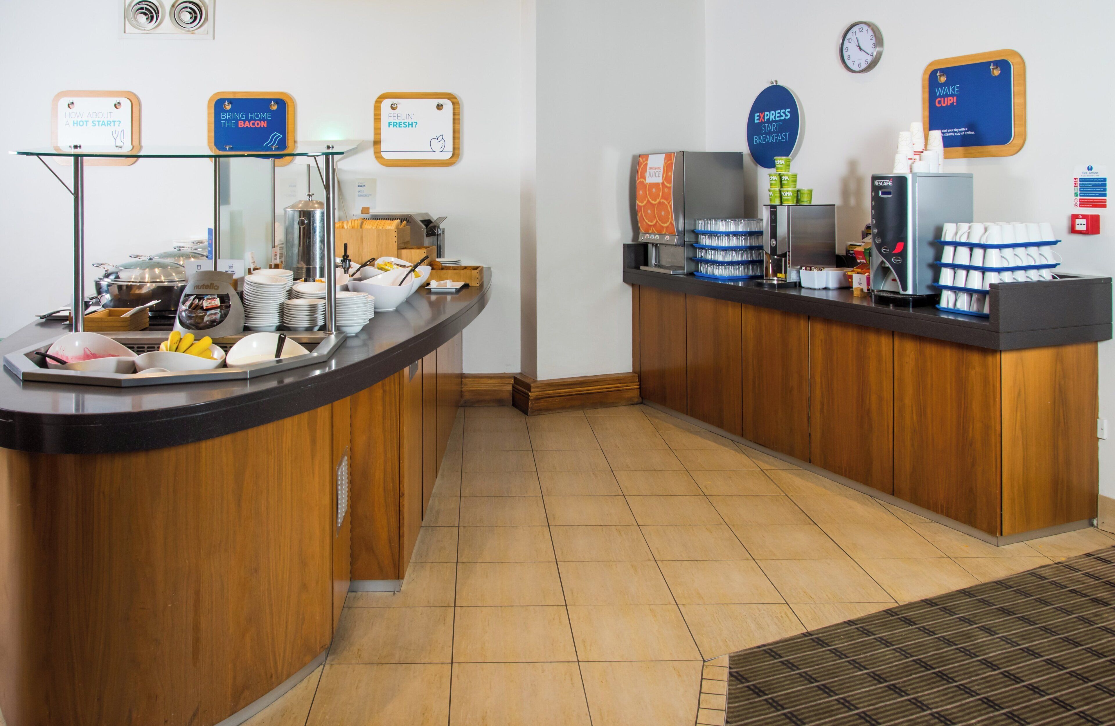 Un buffet pour le petit-déjeuner proposant divers aliments et une machine à café.